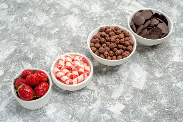香料底视图对角线排碗草莓糖果麦片巧克力灰白色背景早晨早餐杯子