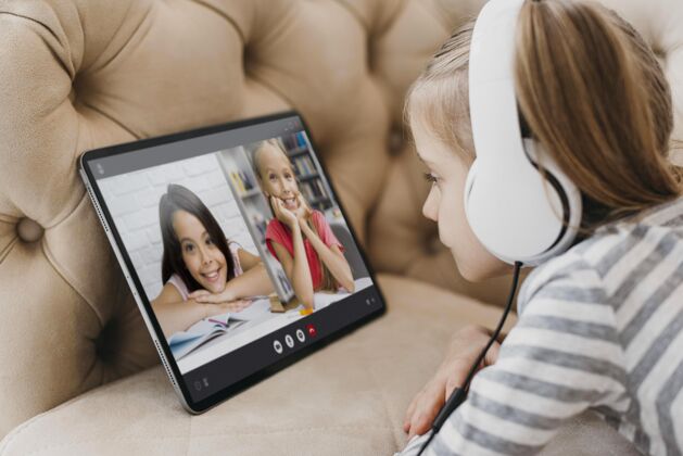 平板电脑小女孩和她的朋友在笔记本电脑上视频通话视频儿童远程
