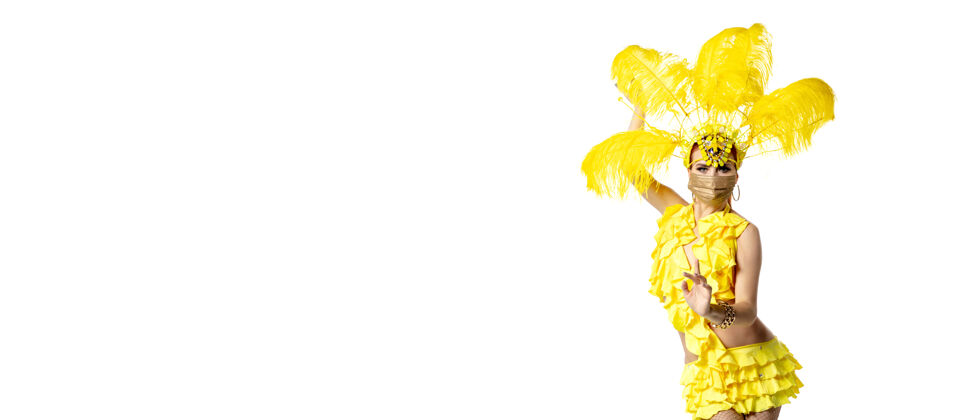 服装表演身着嘉年华化装 黄色羽毛的美丽年轻女子在白色背景上翩翩起舞节日庆典 节日时间 舞蹈 聚会 快乐的概念复制空间威尼斯集团华丽