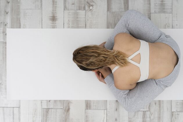 模型运动型女人在家做瑜伽地板瑜伽娱乐