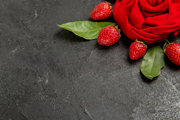 草莓前视图新鲜的红色草莓在黑暗的背景下多汁浆果健康