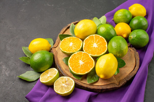 健康前视图新鲜酸柠檬在黑暗的背景农产品食物新鲜