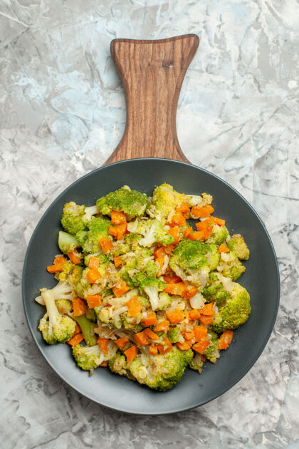 锅白色背景木质砧板上的新鲜健康蔬菜沙拉俯视图切饮食炊具