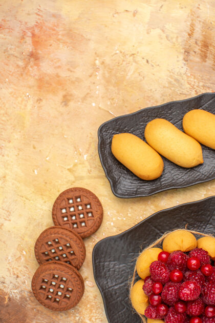水果垂直视图的礼物蛋糕和饼干在棕色盘子水果混合色背景健康素食盘子