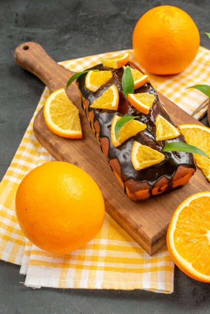 饮食在黑暗的桌子上俯瞰美味的软蛋糕和切好的柠檬叶柑橘柑橘健康