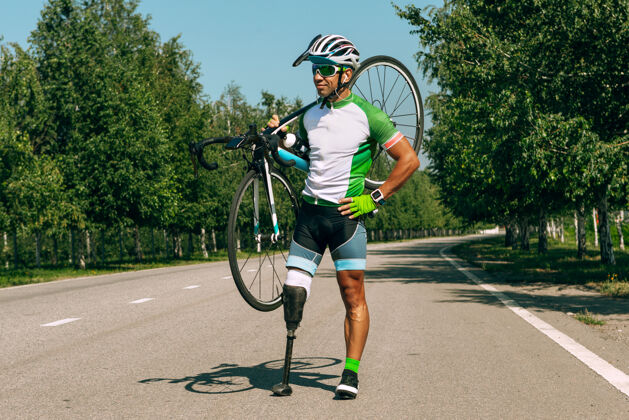 截肢残疾运动员或截肢者在阳光明媚的夏日进行自行车训练专业男性运动员带假肢在户外练习残疾运动和健康的生活方式理念动作问题物理