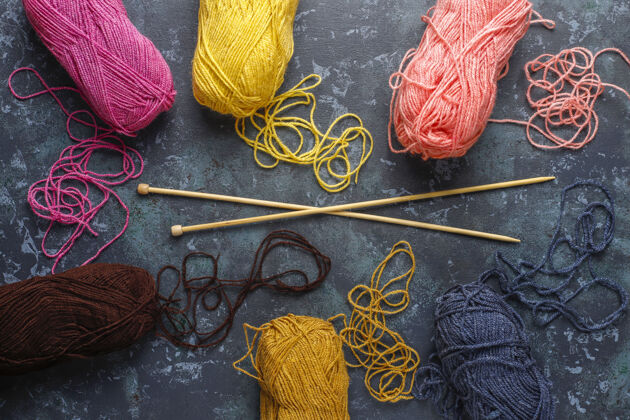 自然用针线编织成不同颜色的纱线球棉材料纱线