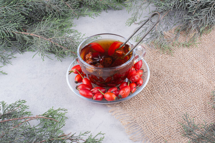 草药一杯清茶放在大理石桌上水果热的冬天