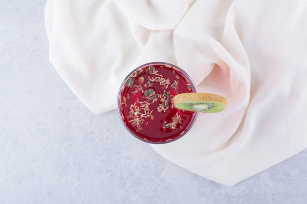 水果一杯红汁放在桌布上 猕猴桃片桌布冷饮切片