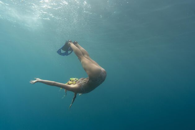 女子戴着潜水器在海里游泳的女人游泳游泳水下