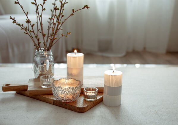 蜡烛家庭静物与燃烧蜡烛作为家居装饰细节开花辉光不同