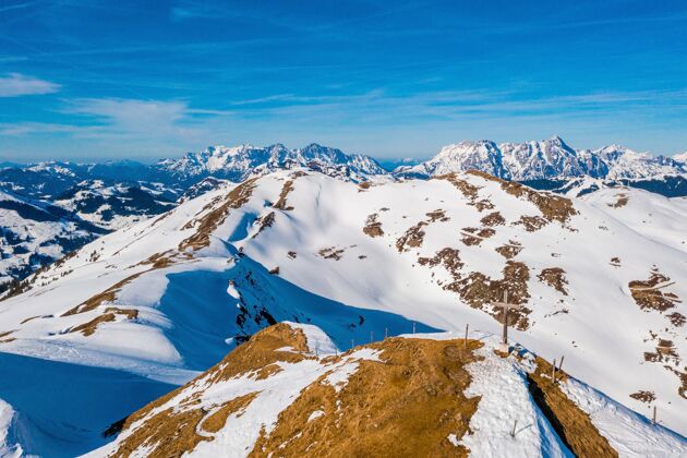 放松雪山的迷人镜头景观滑雪覆盖