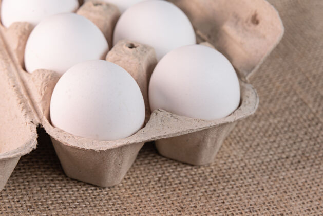 极简棕色表面上有鸡蛋农场鸡蛋盒健康食品