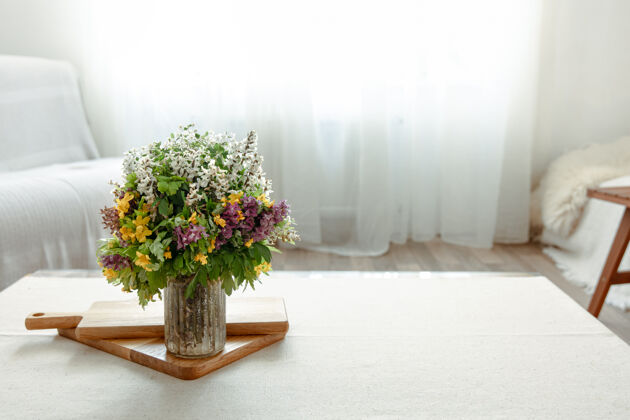 新娘一束春花作为室内的装饰细节光束木头