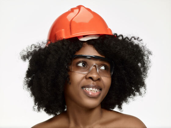 建筑戴着橙色头盔的自信女工画像人面部白人
