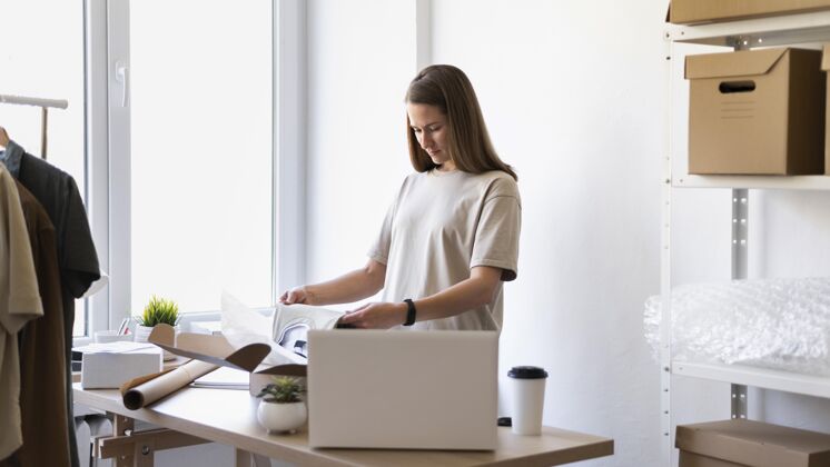 销售中等身材的女人在工作职业笔记本电脑在线