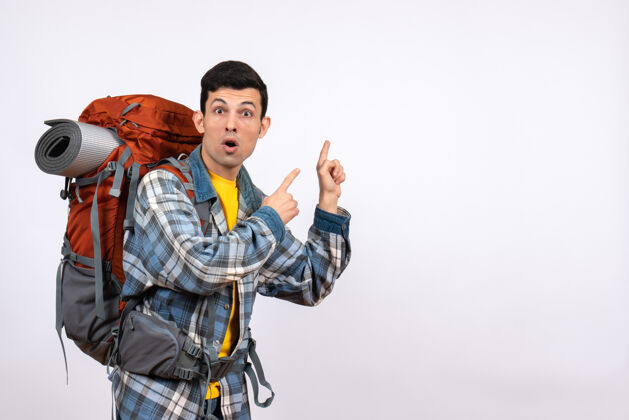 人正面图：背着背包的年轻旅行者男视图指向