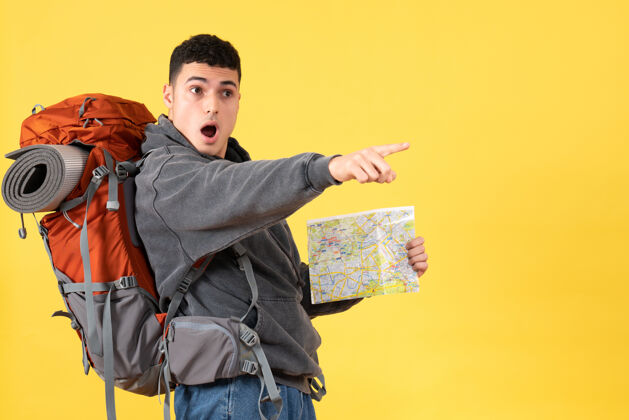 持有正面图好奇的旅行者拿着背包拿着地图成人男性人