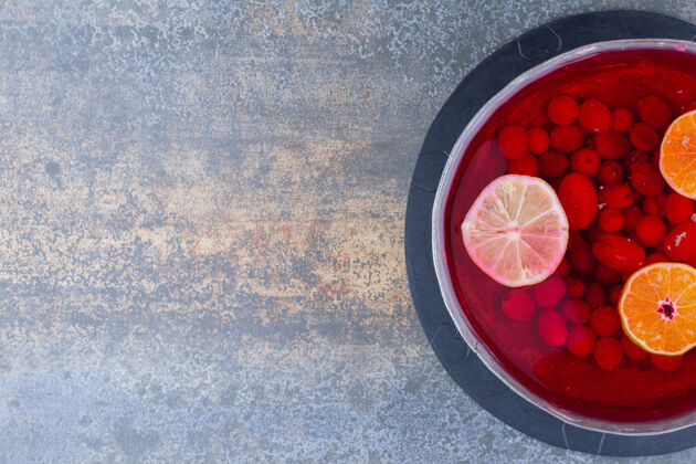 鸡尾酒在大理石上放一盘深红色的果汁高质量的照片美味玻璃杯美味