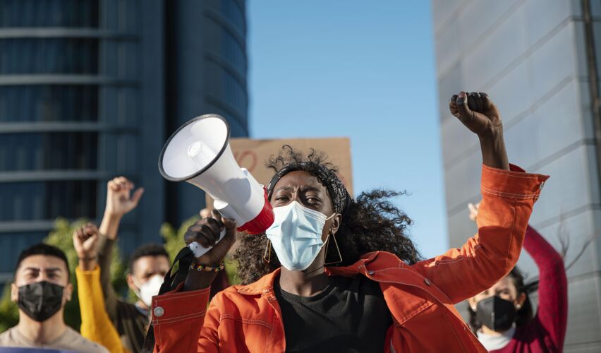 运动戴着口罩戴着扩音器的女人激进主义环境抗议
