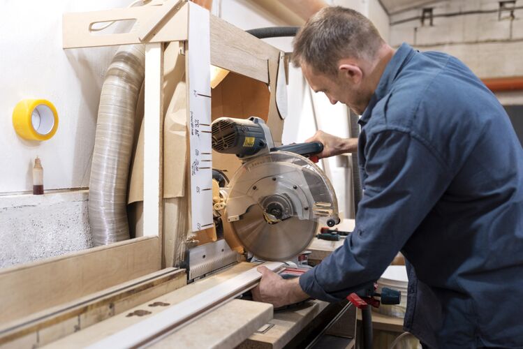 工匠在木屋工作的有创造力的人职业创意车间