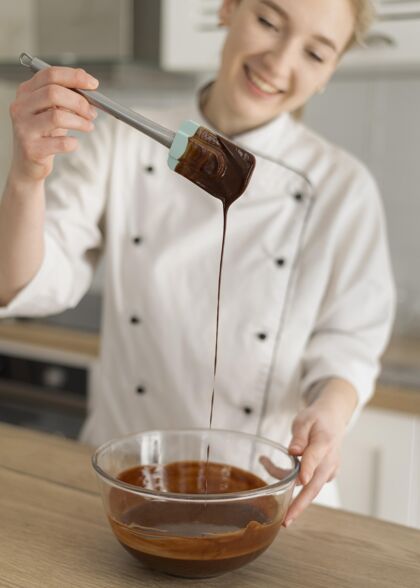 食物特写镜头准备巧克力混合物的女人美味职业烹饪