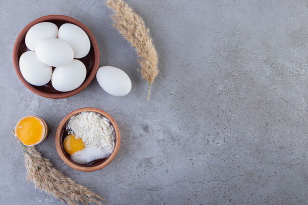 鸡肉把新鲜的生鸡蛋放在石头上食物生的新鲜