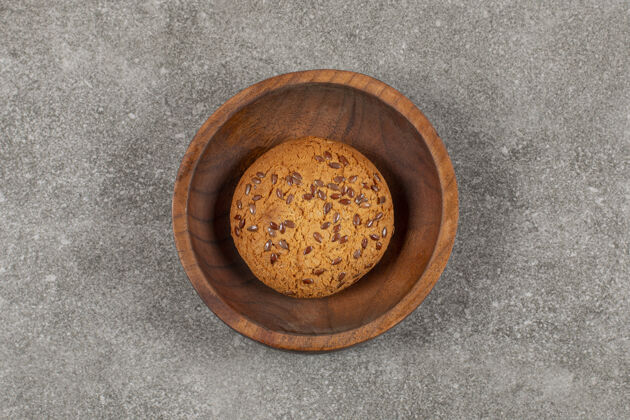 格兰诺拉麦片新鲜出炉的饼干放在灰色的木碗里美食小吃健康