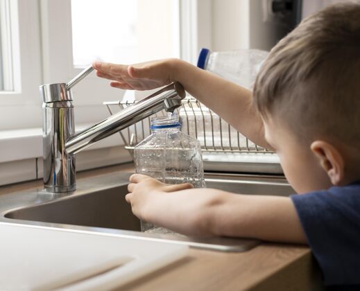 可重复利用把孩子的瓶子装满水零浪费可持续性环保