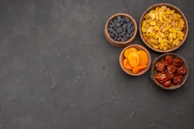 传统在灰色表面上的小罐子里干葡萄干的顶视图蔬菜南瓜葡萄干
