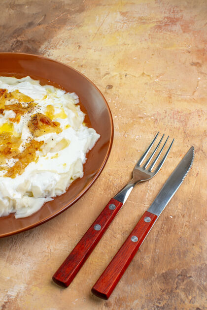 健康前视图美味的酸奶面团片在一个轻背景面食抹刀厨具