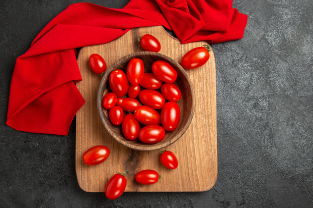 豆类顶视图碗樱桃西红柿和红毛巾在砧板上黑暗的背景食物蔬菜板