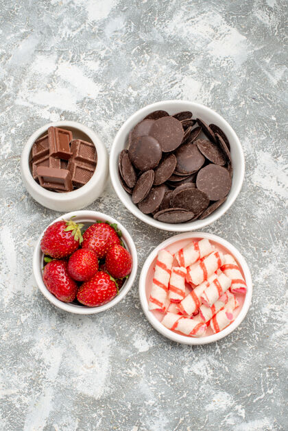 饮食顶视图碗草莓糖果和巧克力在灰白色的地面中心美味健康有机