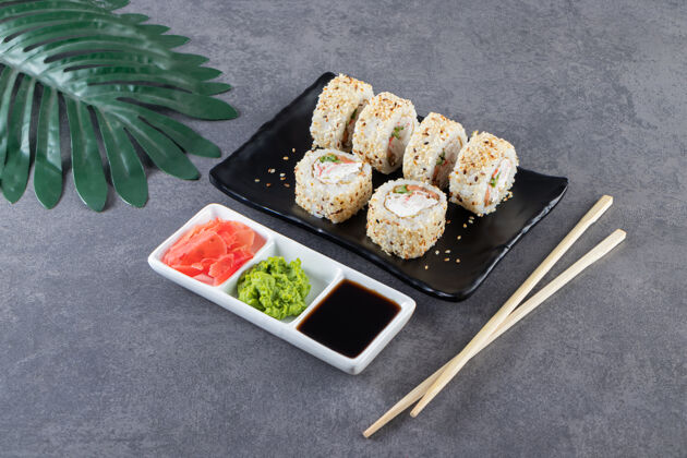 大豆黑色的寿司卷盘 石底芝麻生姜筷子食物