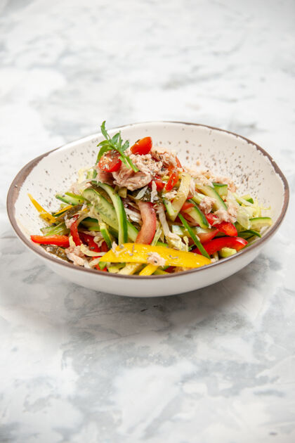 健康美味的鸡肉沙拉垂直视图 白色表面上有蔬菜晚餐美食食物