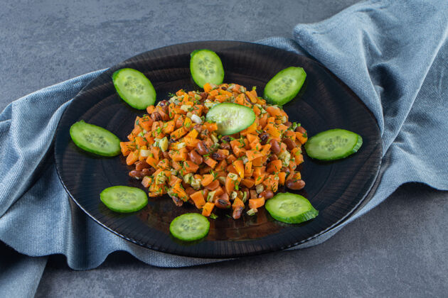 烘焙蔬菜沙拉放在盘子里 毛巾放在大理石表面美味毛巾盘子