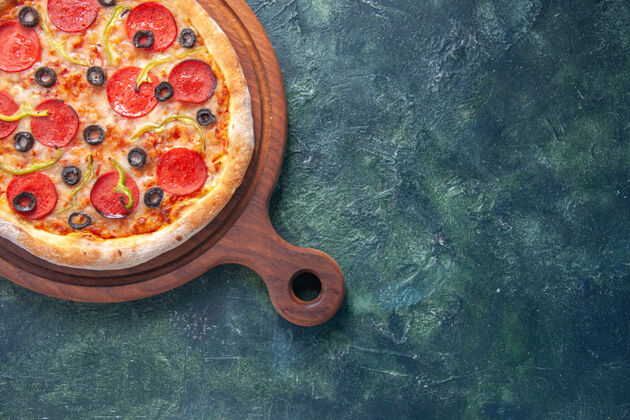 切片美味的自制比萨饼在木板上的右侧孤立的黑暗表面比萨饼板自制比萨饼