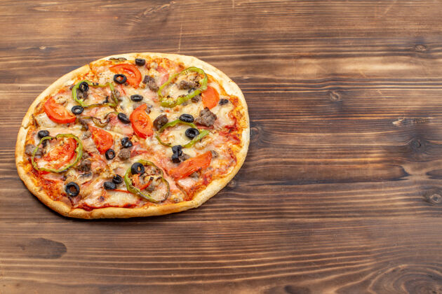切片正面是美味的芝士披萨在棕色的木头表面午餐汉堡奶酪