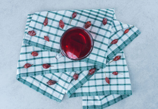 美味玫瑰果和茶放在大理石毛巾上美味风味有机