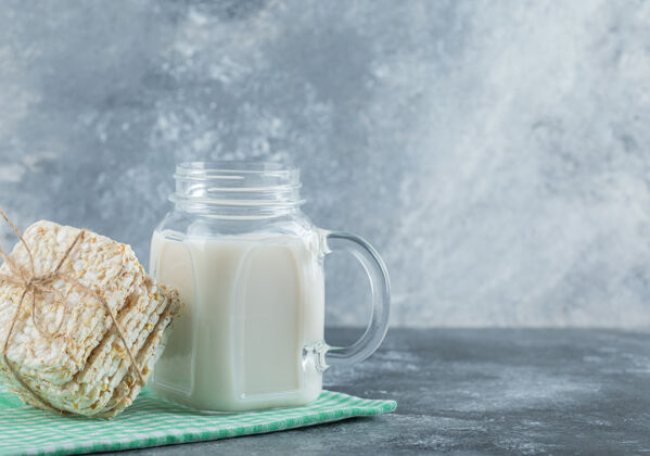 营养美味的方形面包和一瓶牛奶放在大理石上饼干牛奶谷类食品