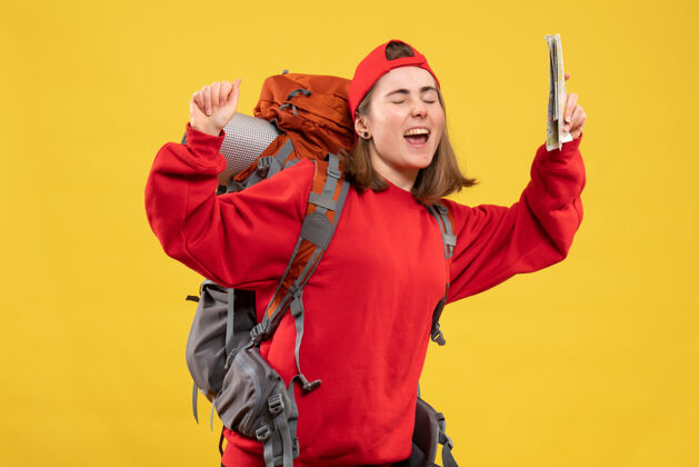 前面前视图红色背包女徒步旅行者持有地图快乐脸服装