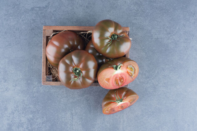 素食新鲜的整片西红柿放在木箱里番茄蔬菜自然
