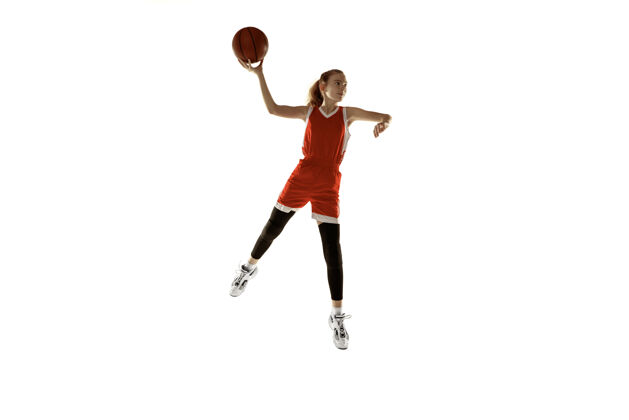 满贯年轻的白人女子篮球运动员在行动 在白色背景上孤立的跳跃运动红发运动女孩运动的概念 运动 活力和动态 健康的生活方式训练女子比赛动态
