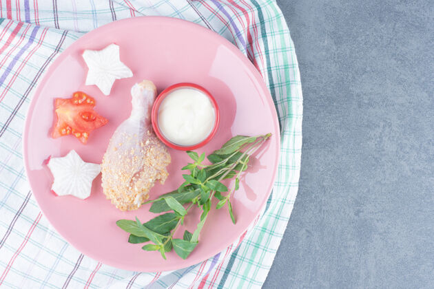 蔬菜生鸡腿和蛋黄酱放在粉红色盘子里烹饪晚餐晚餐