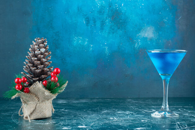 松果一个大的圣诞松果和一杯蓝色饮料好吃圣诞圣诞松果