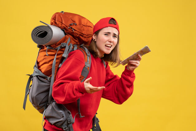 乐趣前视图红色背包女露营者持有旅游地图旅游成人微笑