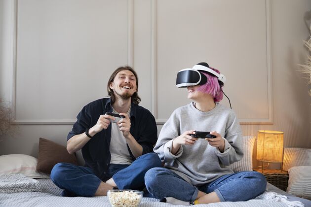 视频游戏一对年轻夫妇在玩虚拟现实游戏虚拟现实室内游戏