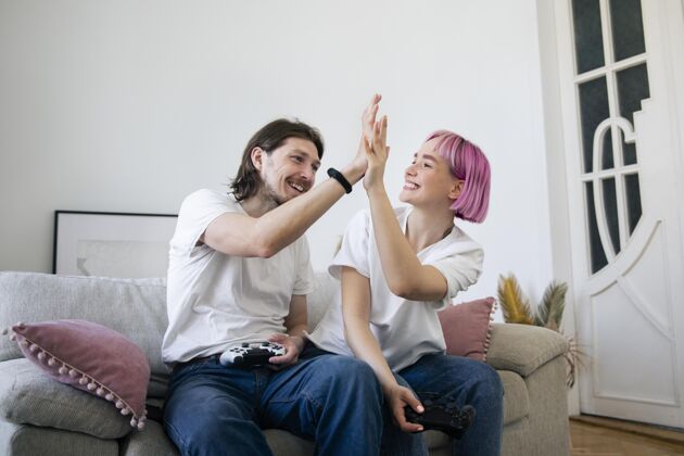 数字可爱的情侣在家玩电子游戏虚拟乐趣女人