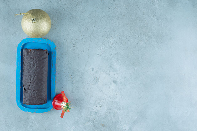 可可粉有巧克力蛋糕卷和圣诞玩具的木板食品美味板