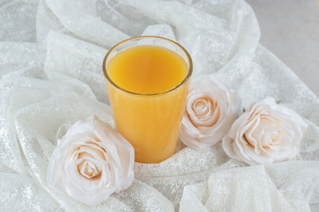 衣服一杯白布上有花的橙汁水果营养玻璃
